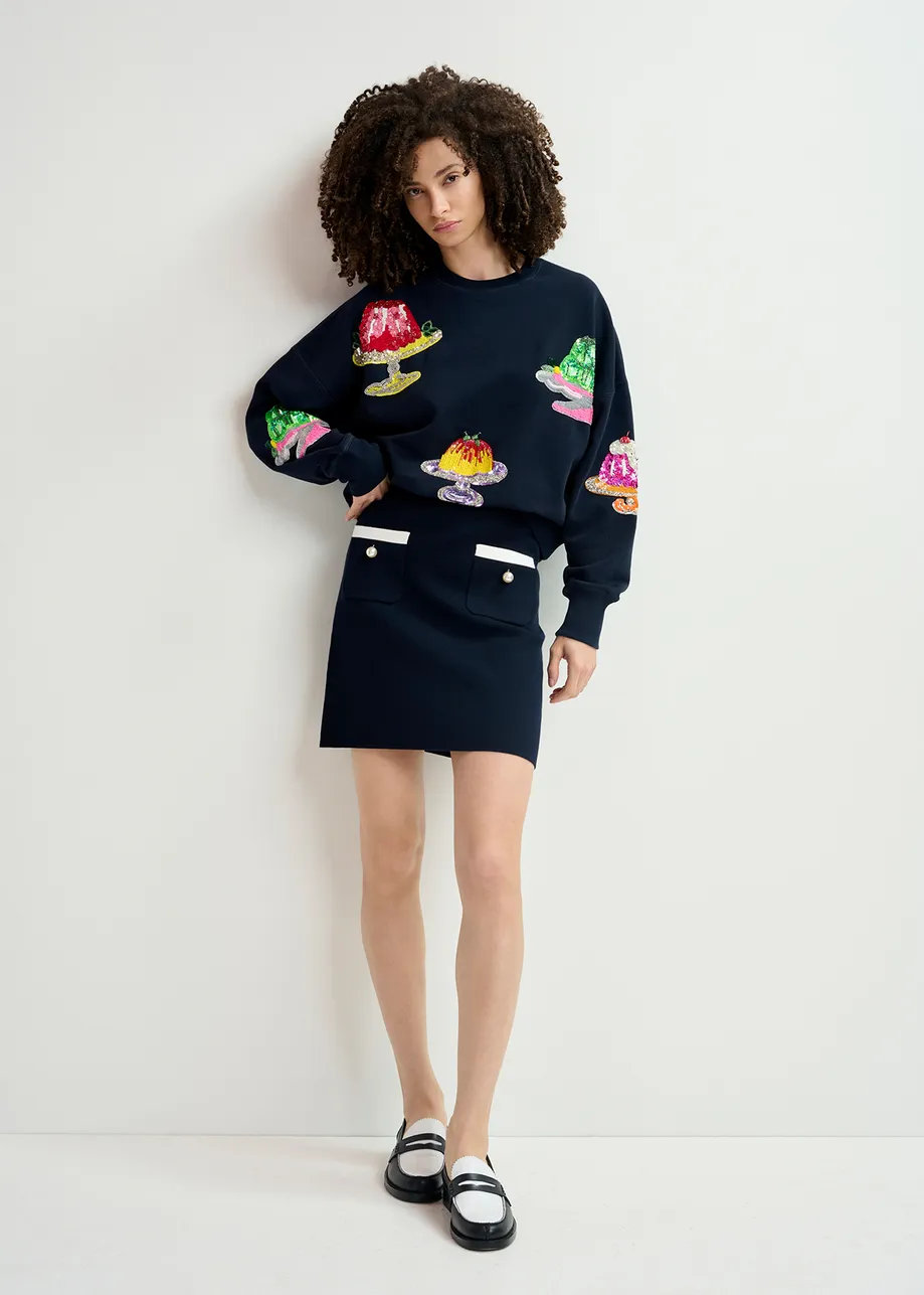Marineblaues Sweatshirt aus Bio-Baumwolle mit Pailletten- und Perlenstickerei in Kuchenform