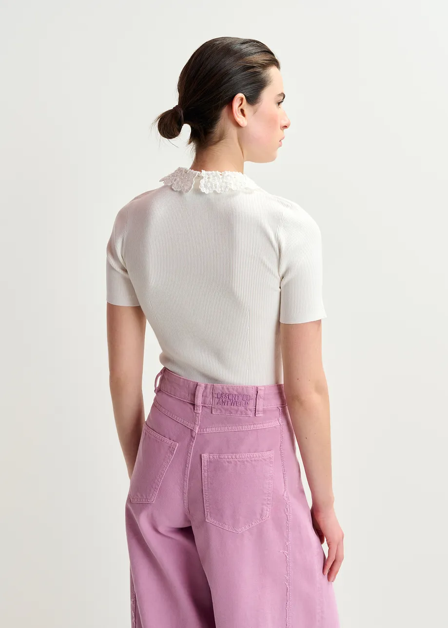 Polo bianco sporco in maglia a coste con colletto in pizzo rimovibile