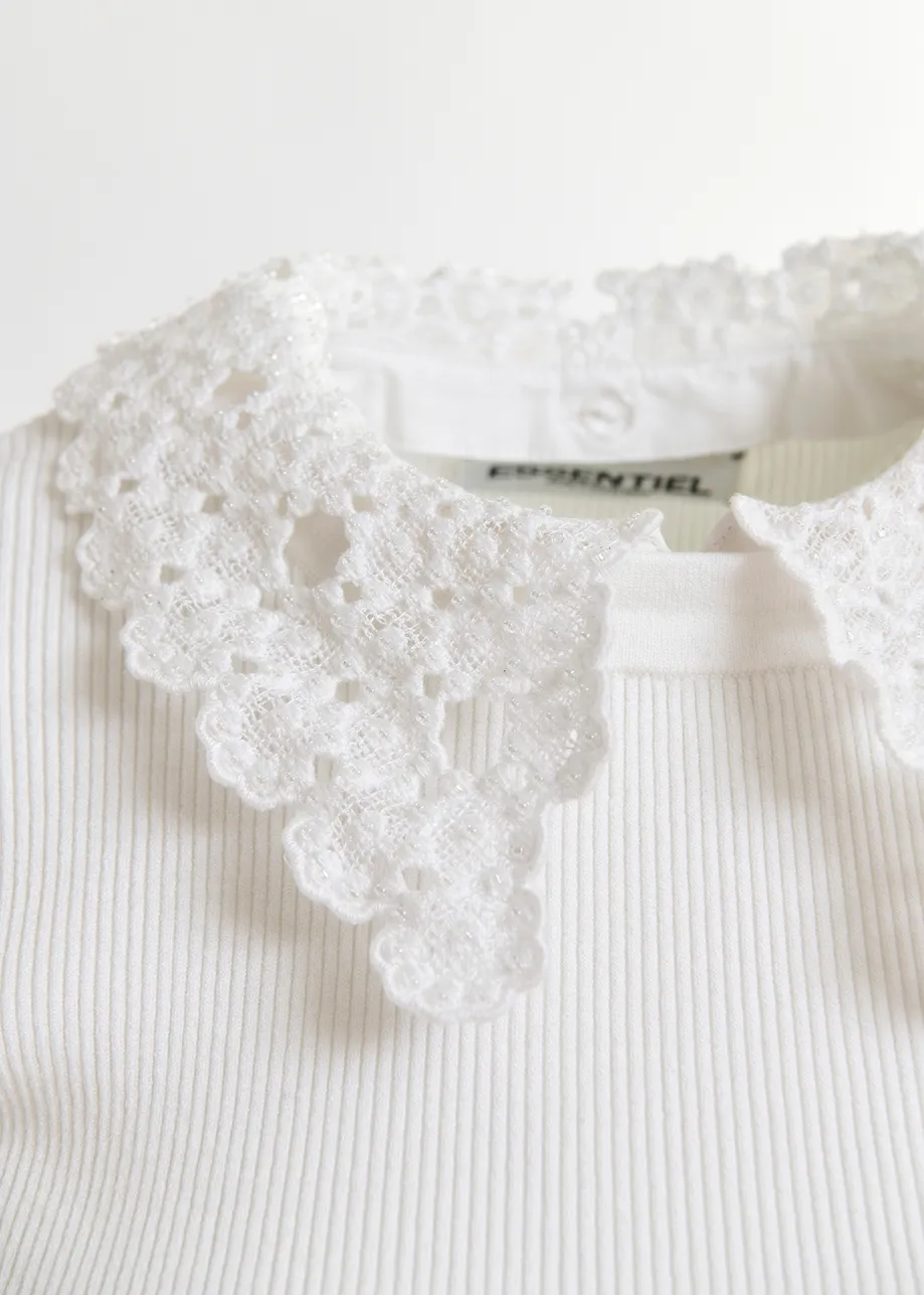 Polo bianco sporco in maglia a coste con colletto in pizzo rimovibile