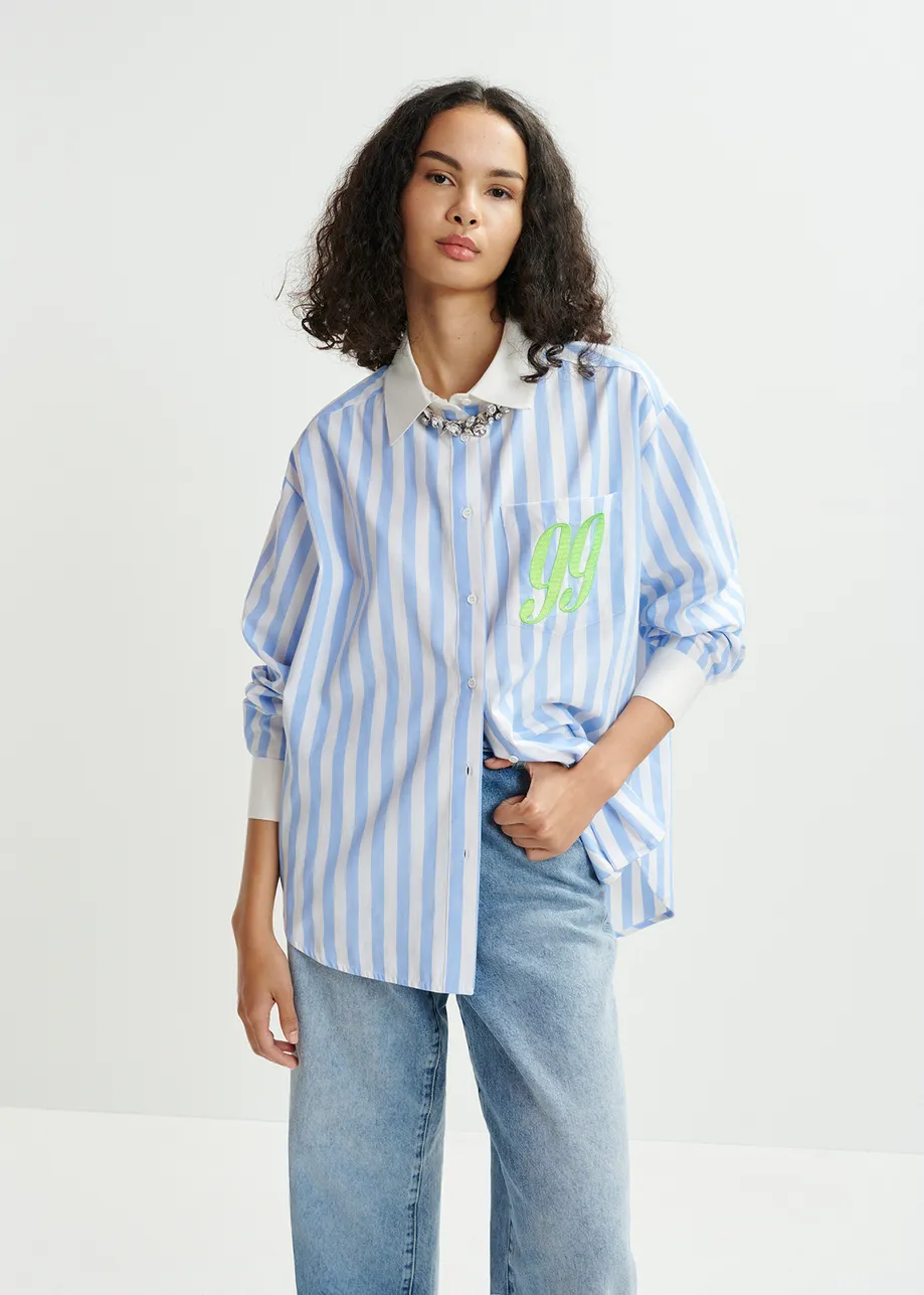 	Camicia in cotone a righe blu, bianche e grigie con scritta "99" ricamata