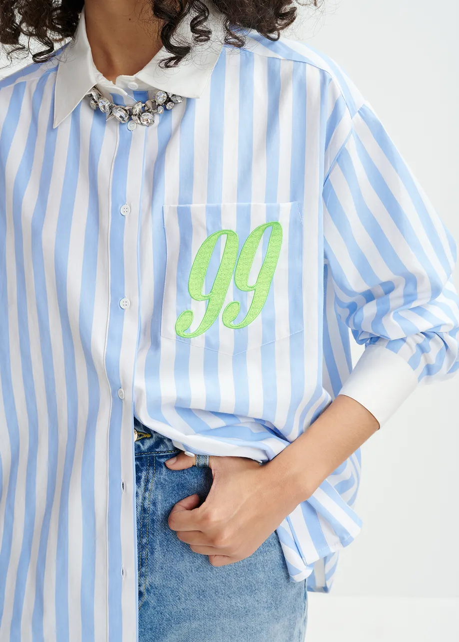 	Camicia in cotone a righe blu, bianche e grigie con scritta "99" ricamata