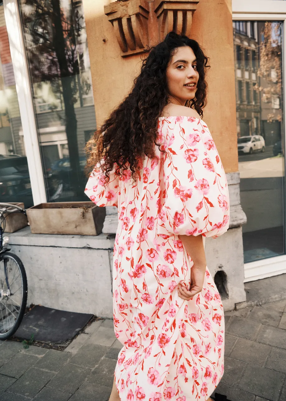 Vestido midi con hombros descubiertos, blanco roto y rosa