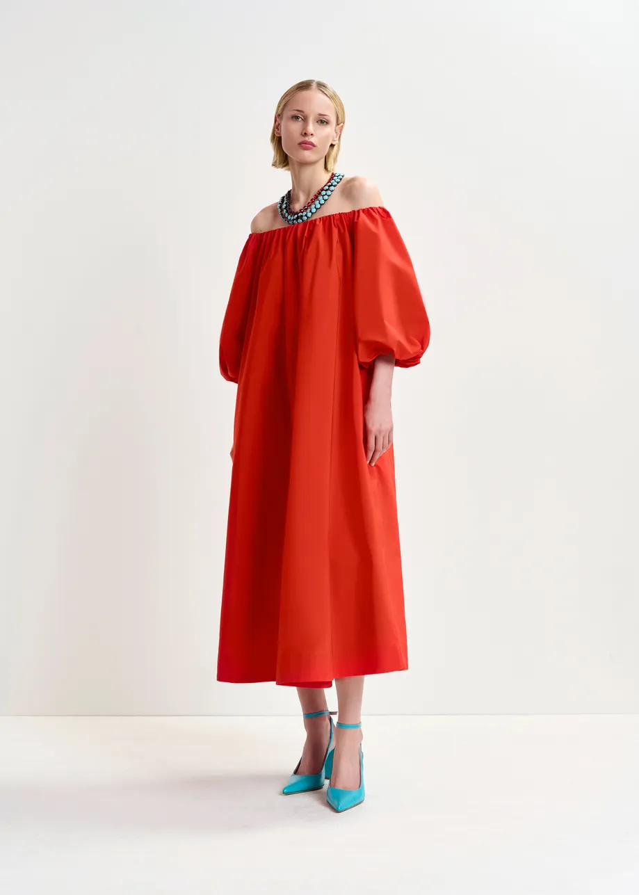 Rotes, schulterfreies Midikleid