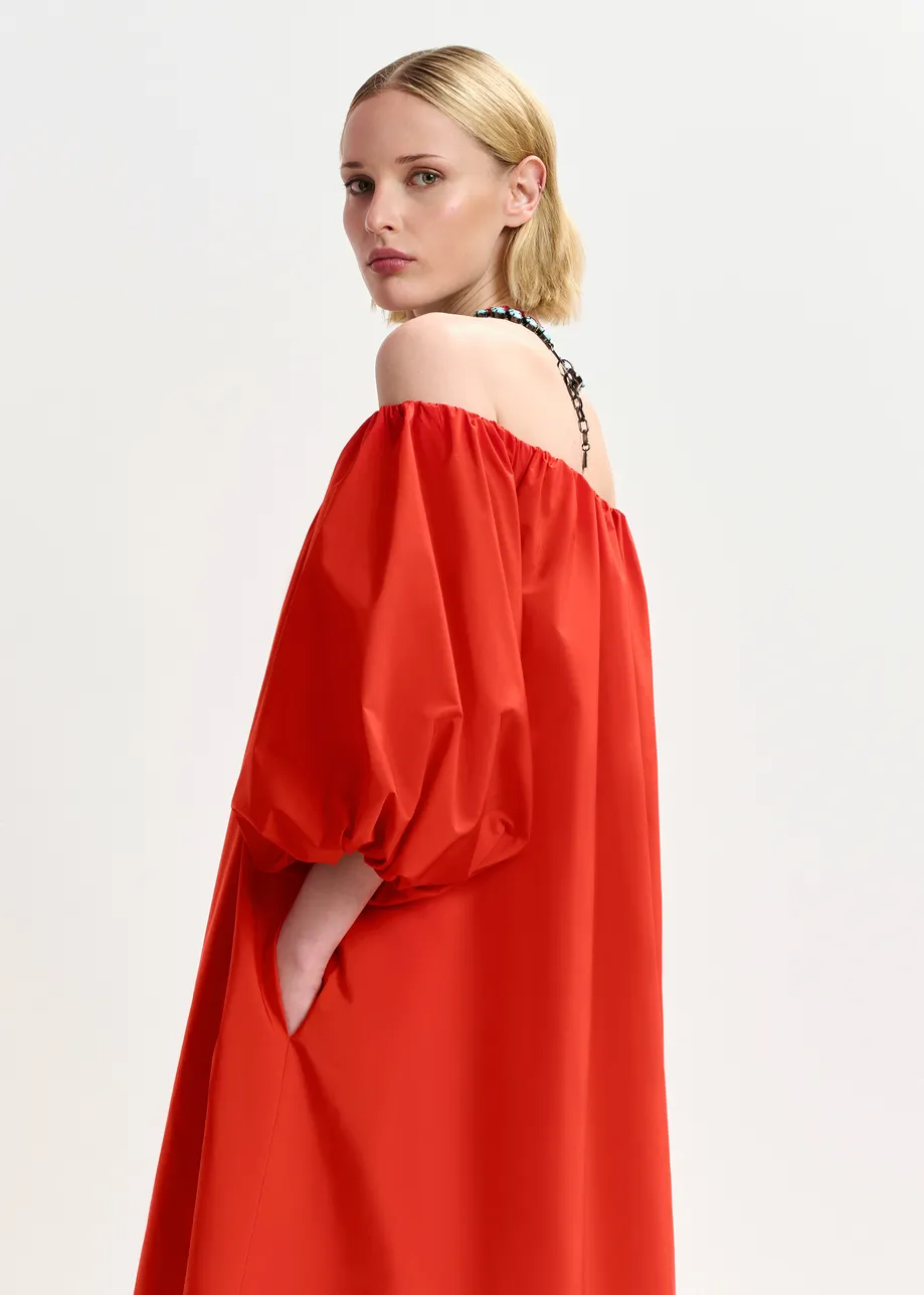 Robe mi-longue rouge à épaules nues