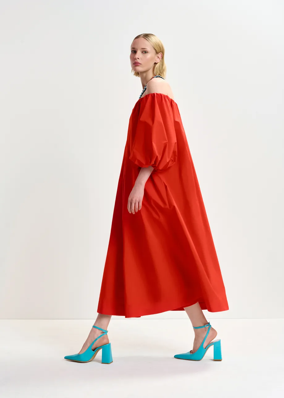 Rotes, schulterfreies Midikleid