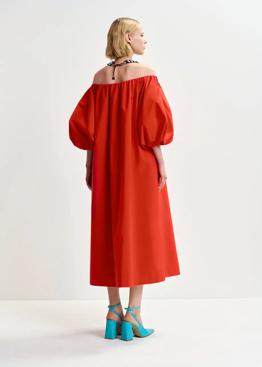 Robe mi-longue rouge à épaules nues