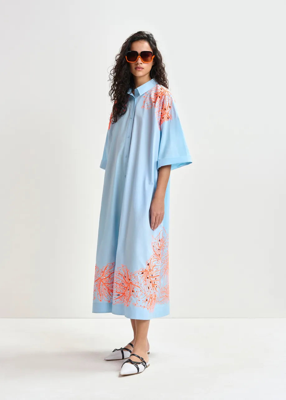 Hellblaues und orangefarbenes Baumwoll-Midikleid mit Blumenstickerei