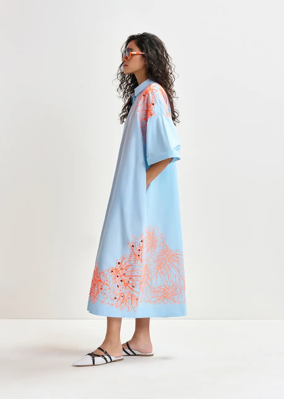 Hellblaues und orangefarbenes Baumwoll-Midikleid mit Blumenstickerei