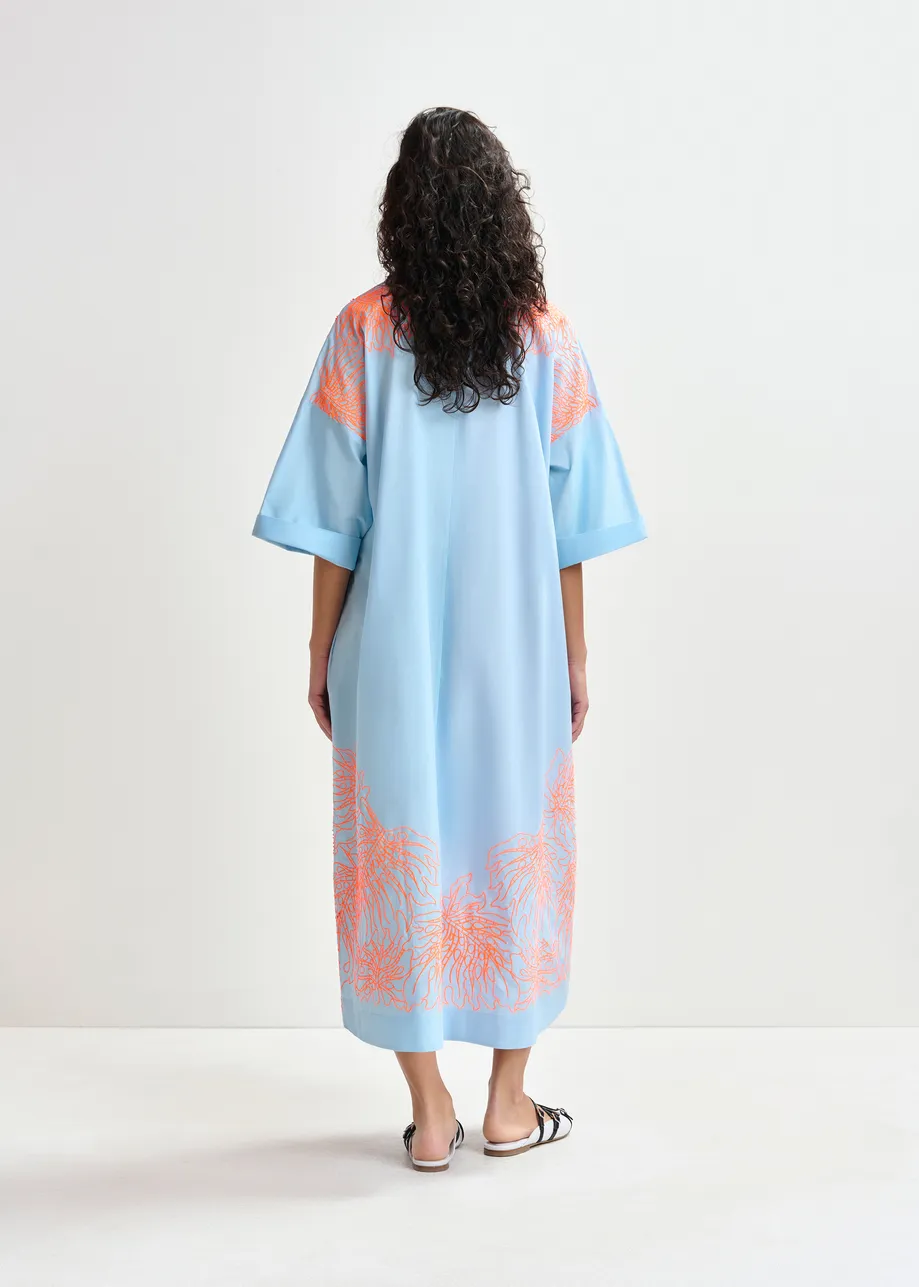 Hellblaues und orangefarbenes Baumwoll-Midikleid mit Blumenstickerei