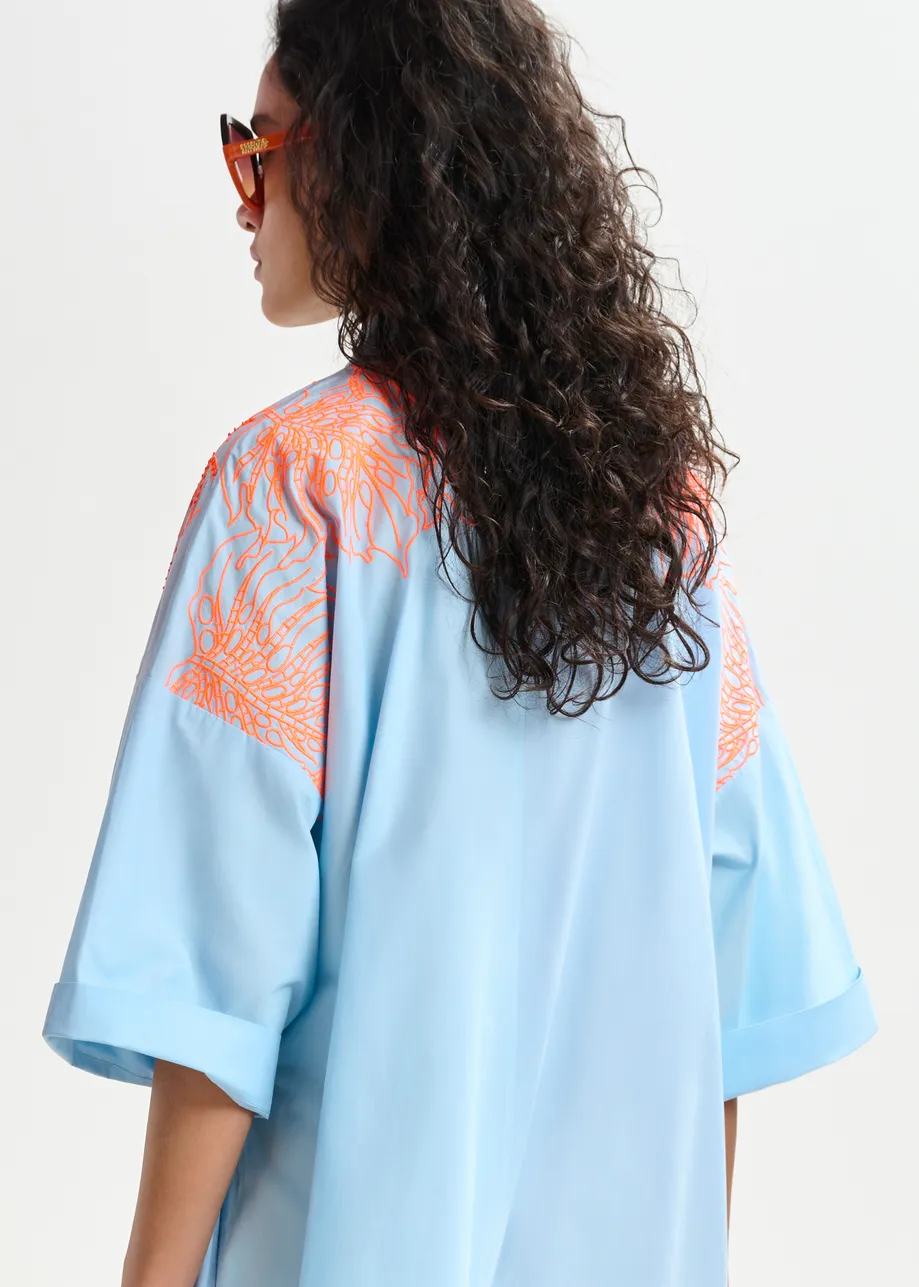 Hellblaues und orangefarbenes Baumwoll-Midikleid mit Blumenstickerei