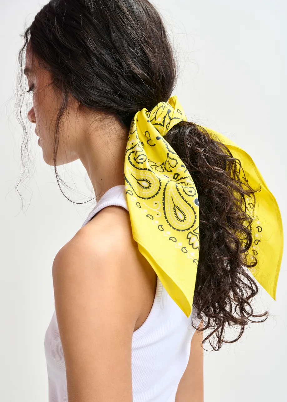 Schal mit Bandana-Print in Gelb und Schwarz