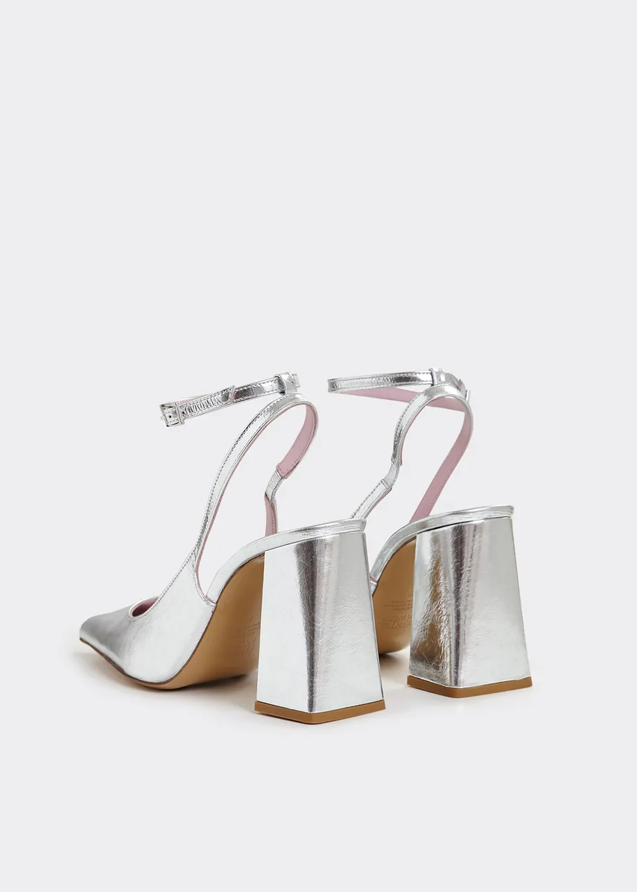 Silberne Slingback Pumps aus Leder