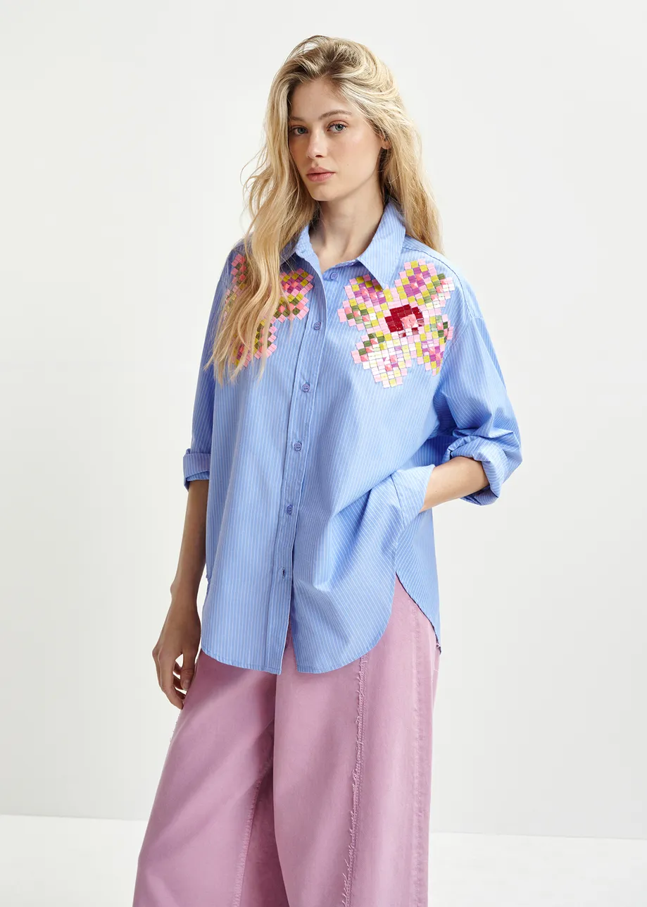 Camicia gessata ricamata con paillettes azzurre