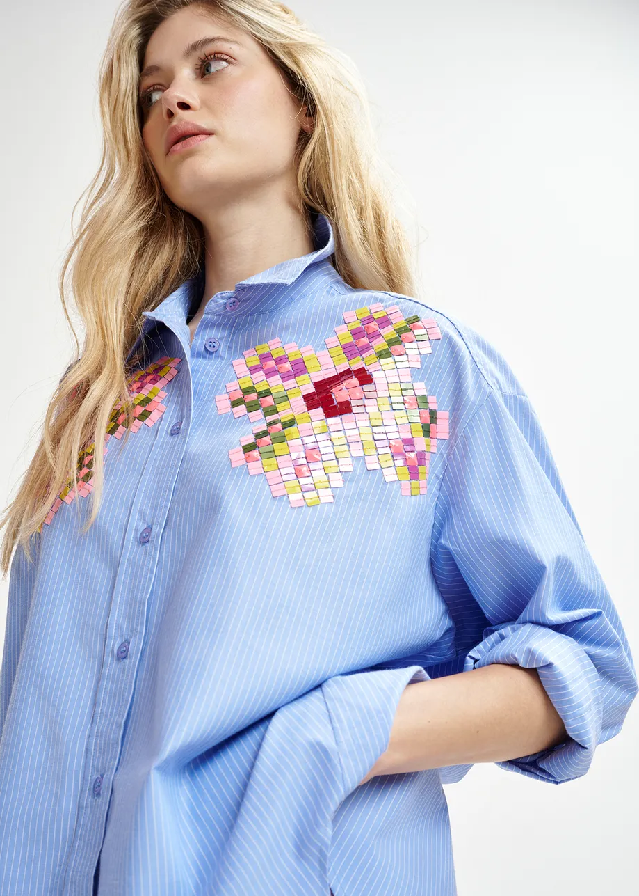 Camicia gessata ricamata con paillettes azzurre