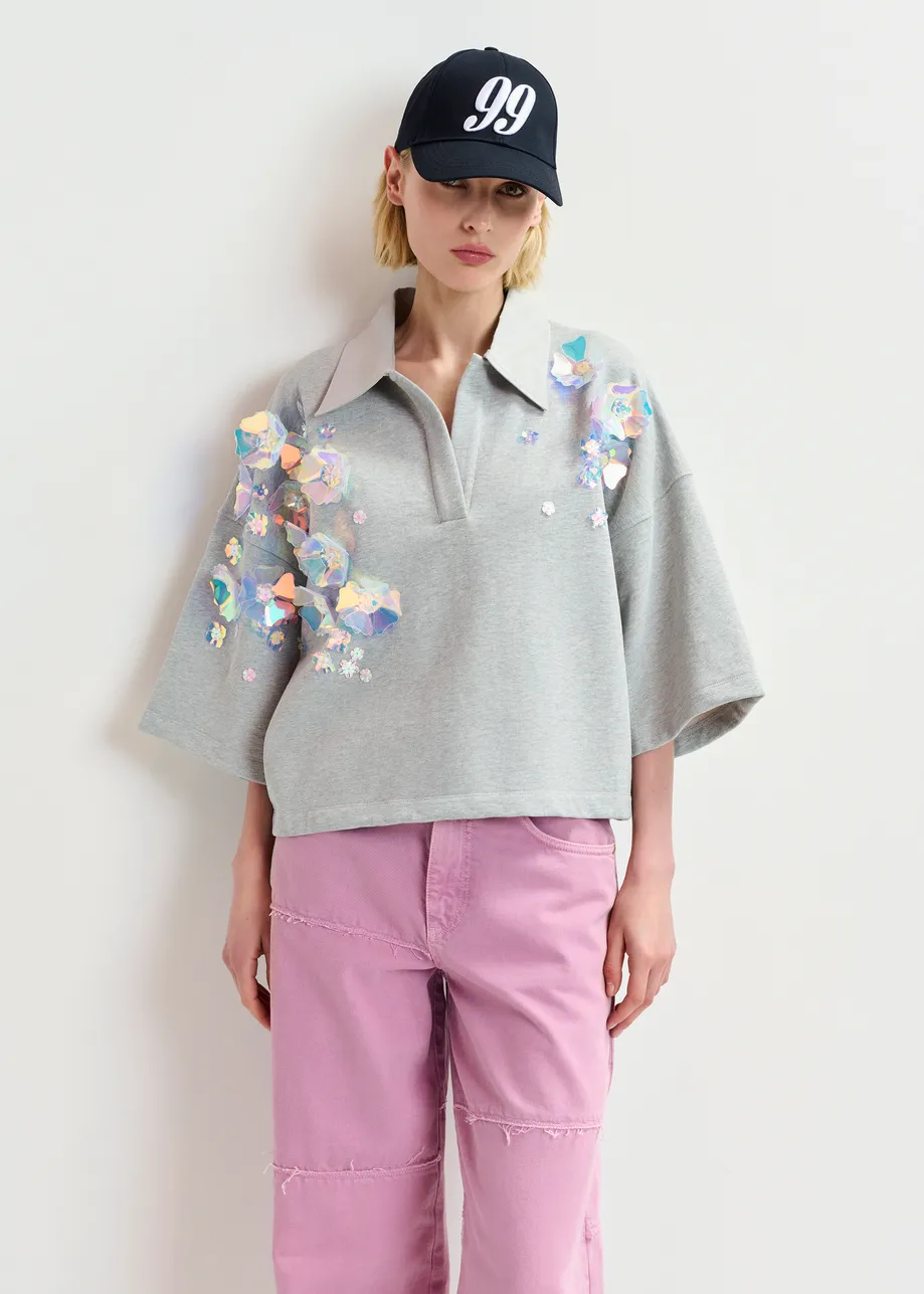 Top a polo grigio con decorazioni di paillettes e perline