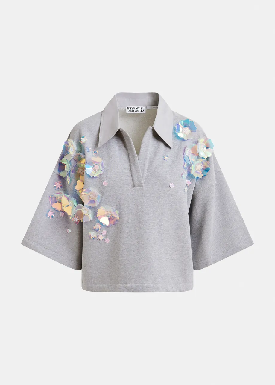 Top a polo grigio con decorazioni di paillettes e perline