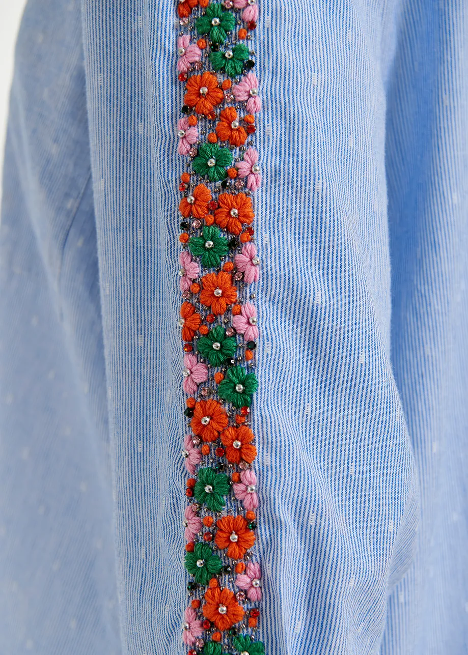 Camisa de algodón a rayas con bordado de flores, azul y blanco