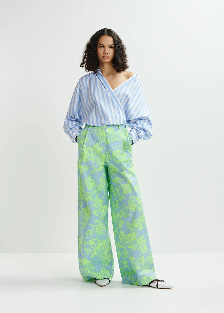 Lichtblauwe en muntgroene wijde jeans met bloemenprint