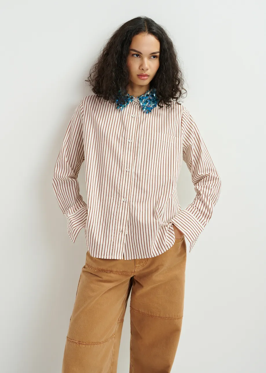 Chemise en coton blanche, rouge et bleue à col orné