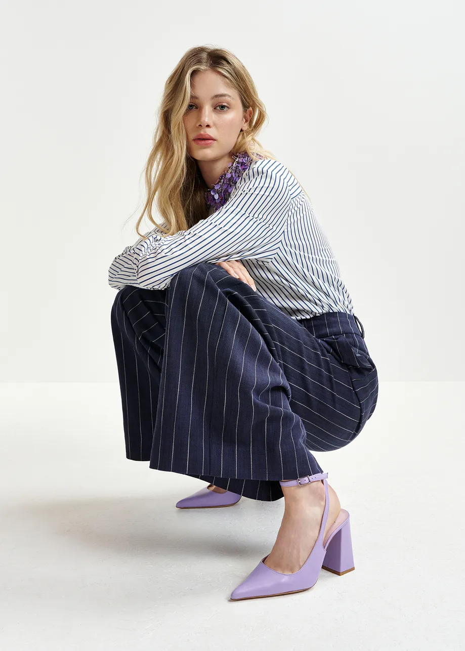 Chemise en coton blanche, bleue et violette à col orné