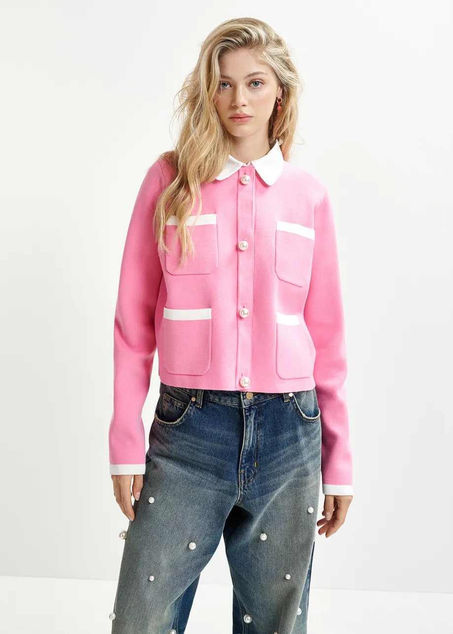 Veste en tricot rose avec boutons nacrés