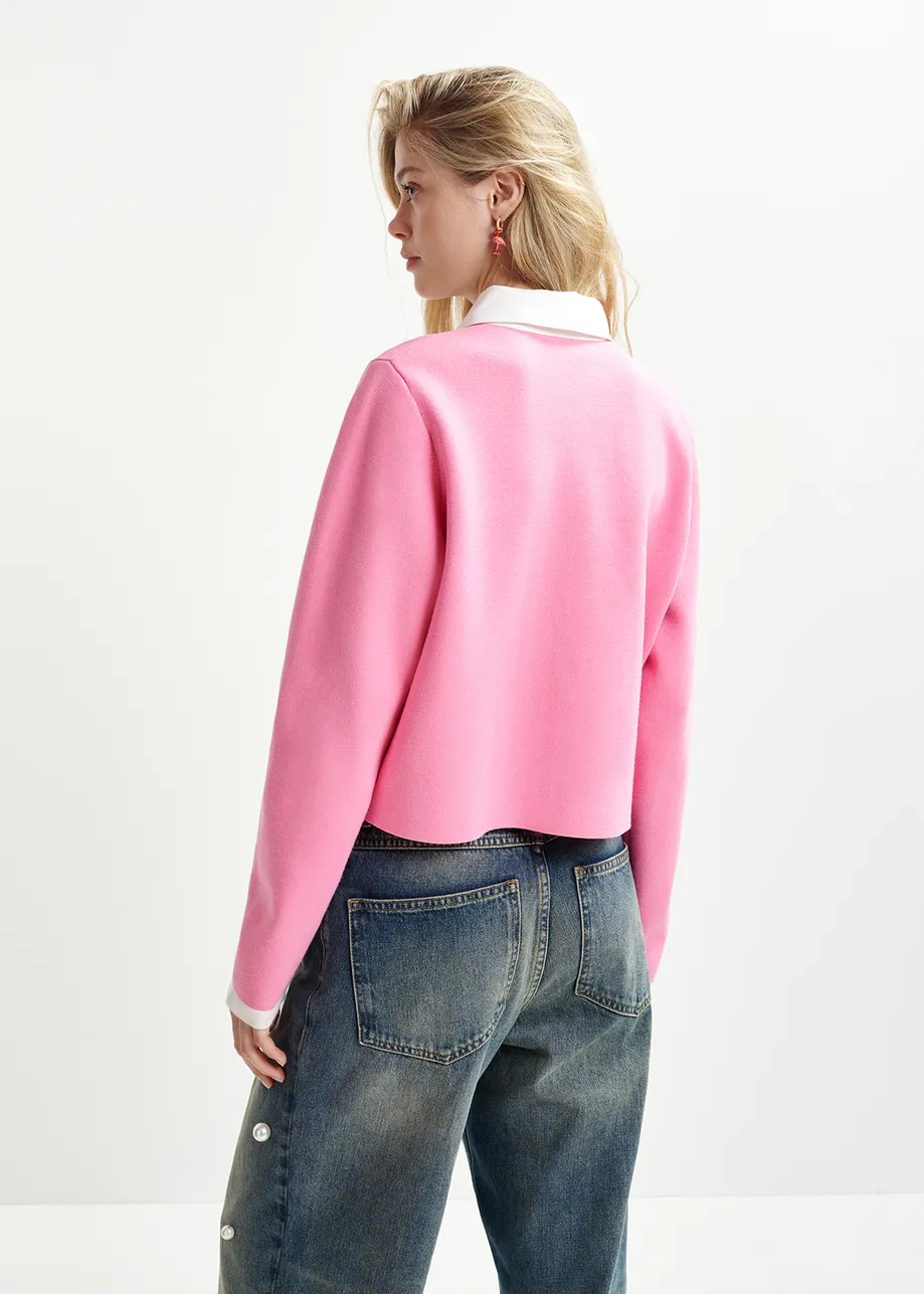 Veste en tricot rose avec boutons nacrés