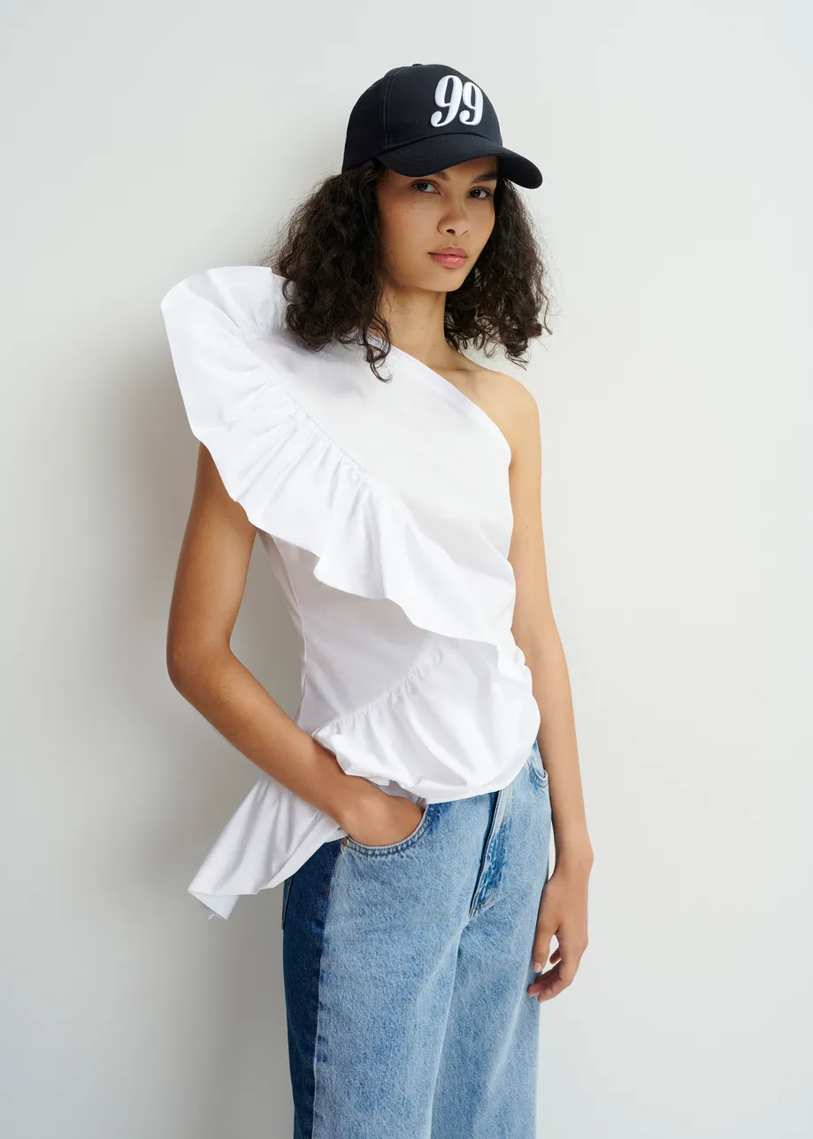 Witte asymmetrische top met blote schouders en volants