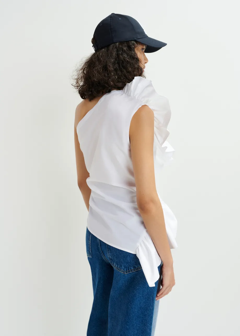 Witte asymmetrische top met blote schouders en volants