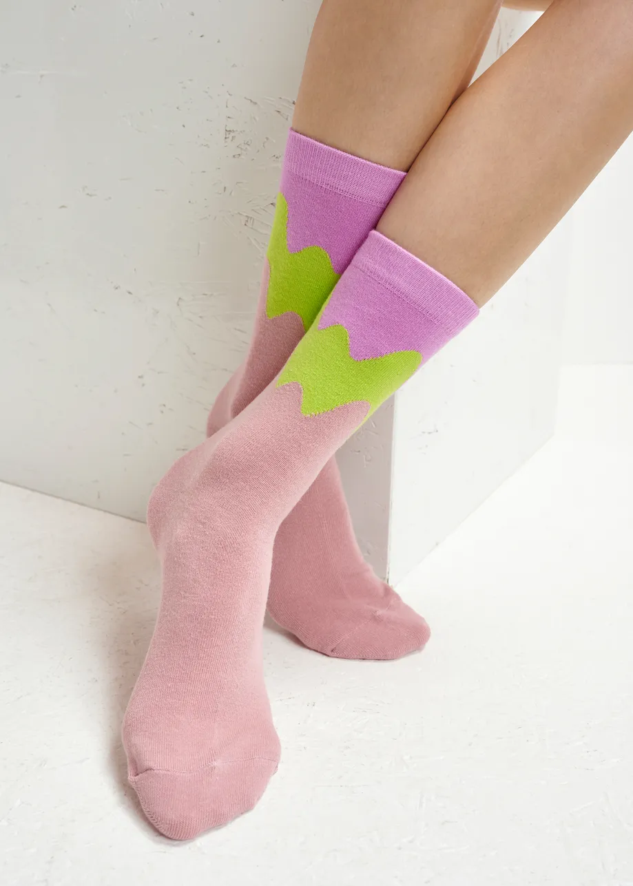 Chaussettes en jacquard ondulé rose poudre, vertes et violettes