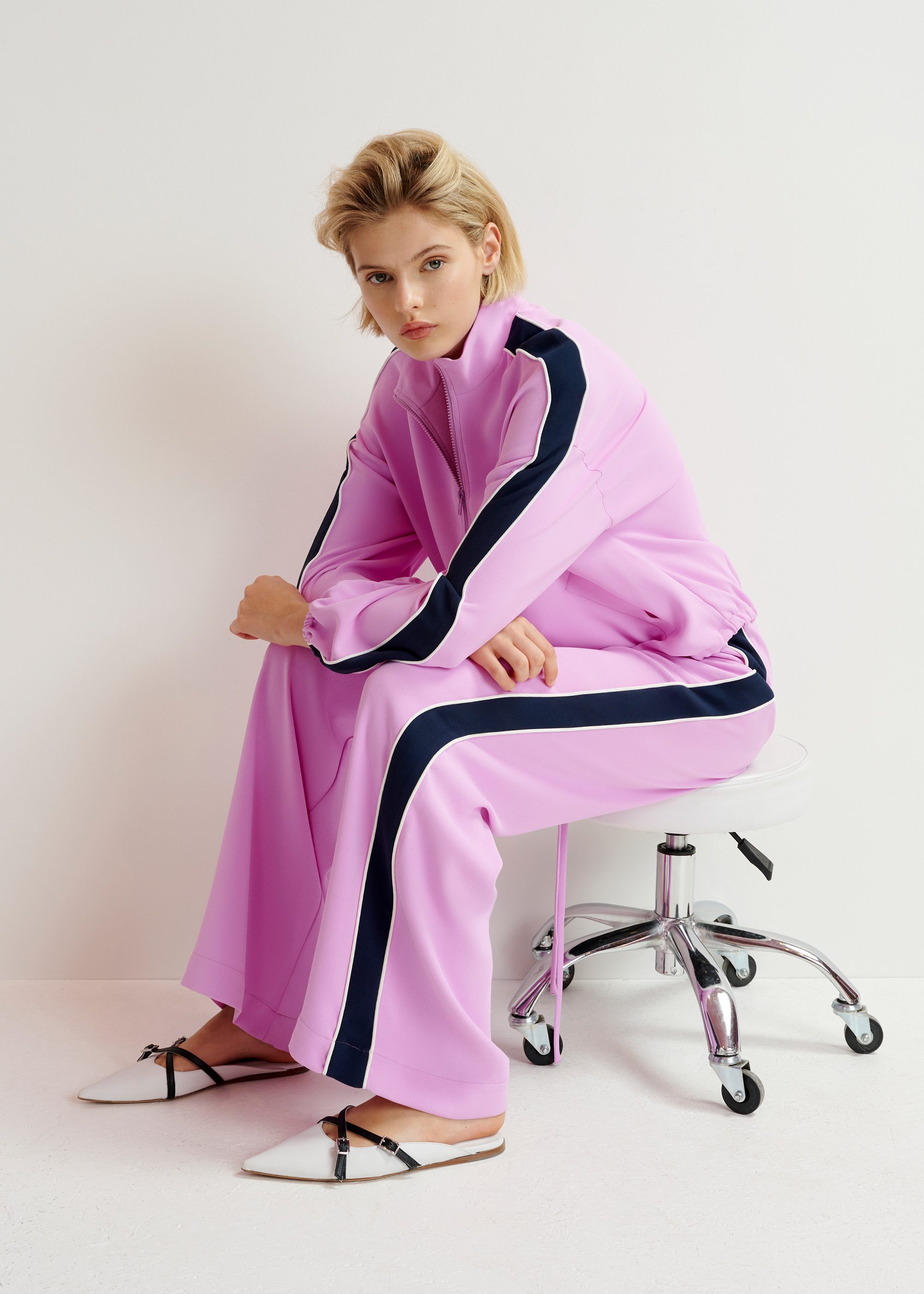 ME MYSELF & ESSENTIEL ANTWERPパープルプリーツ Purple, dark blue and white wide-leg track pants with off