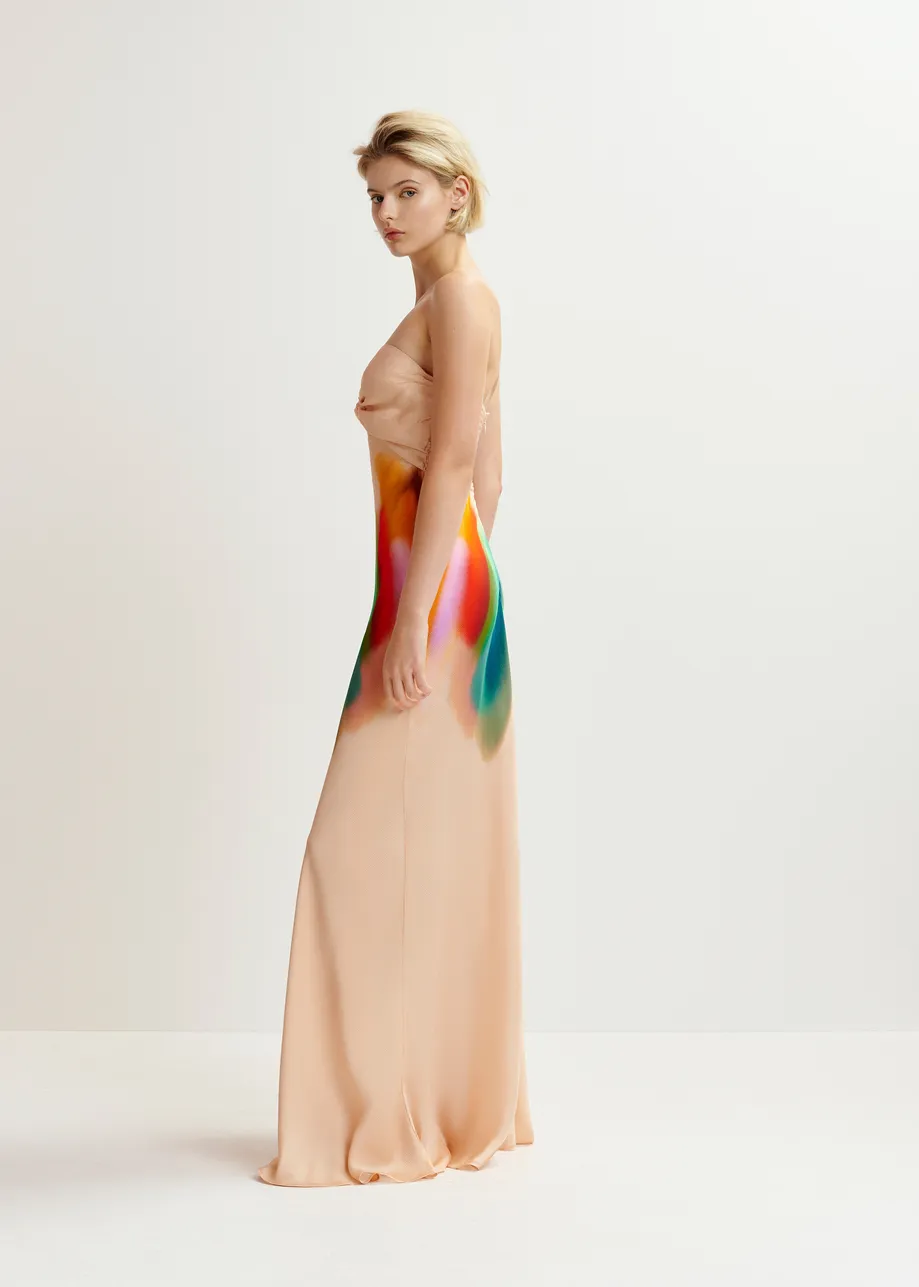 Lichtperzik- en veelkleurige strapless maxi-jurk van satijn