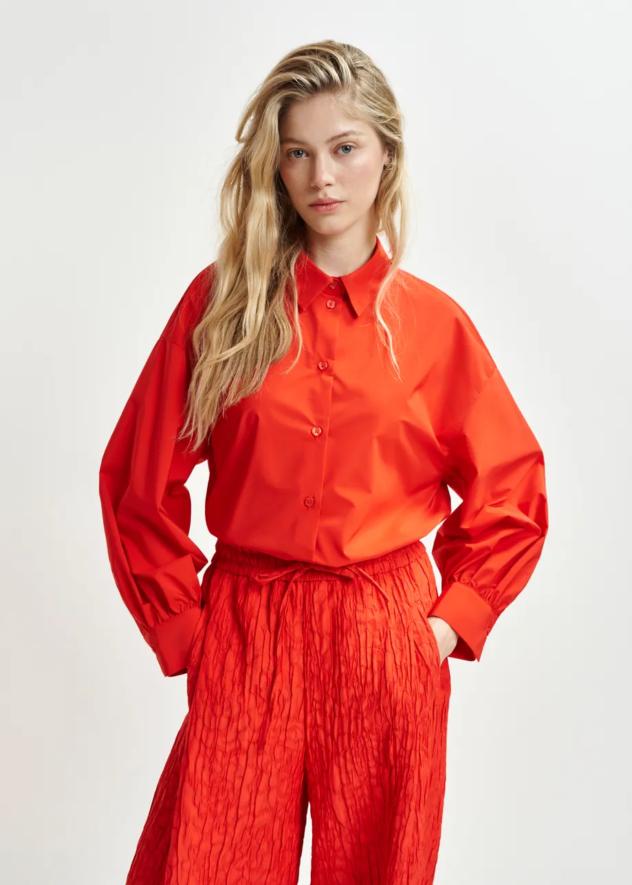 Rood oversized overhemd met geplisseerde manchetten