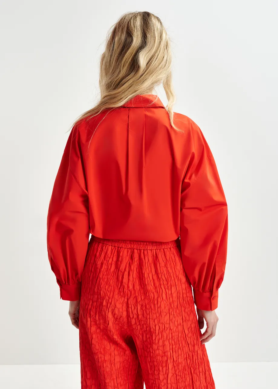 Rood oversized overhemd met geplisseerde manchetten