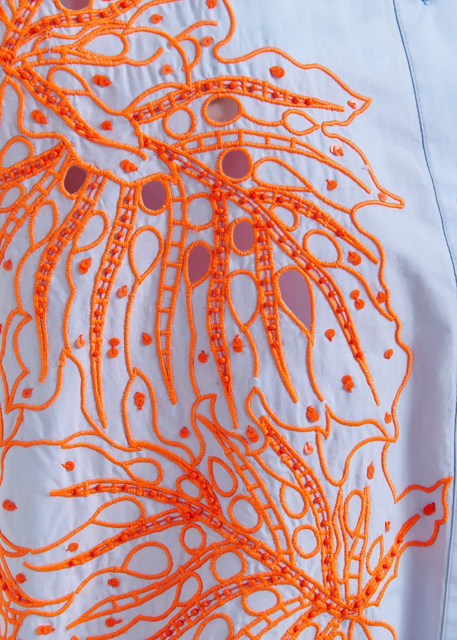 Ärmelloses Baumwollhemd mit Paillettenstickerei in Hellblau und Orange

