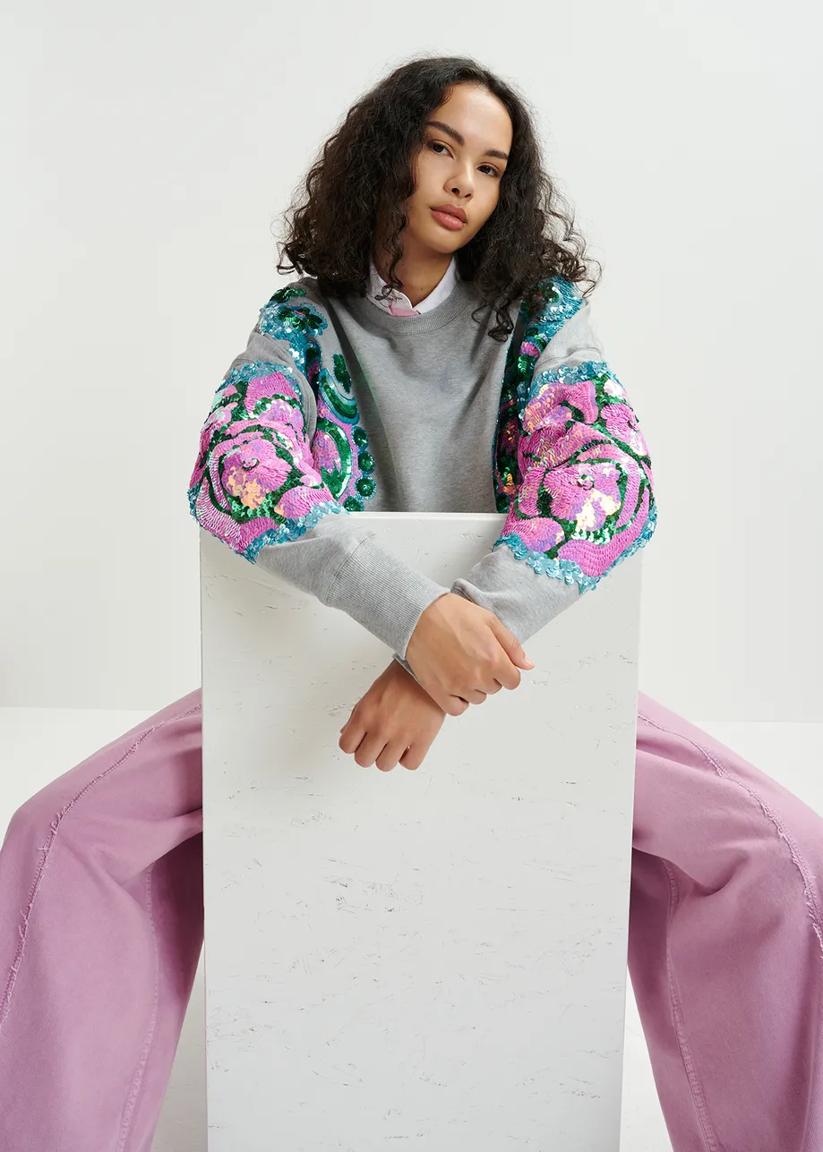 Grijze, roze en blauwe biokatoenen sweater met versierde mouwen