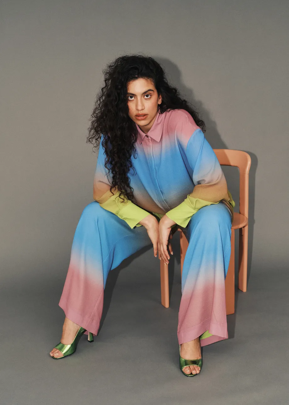 Chemise à imprimé tie-dye jaune, bleue et vieux rose