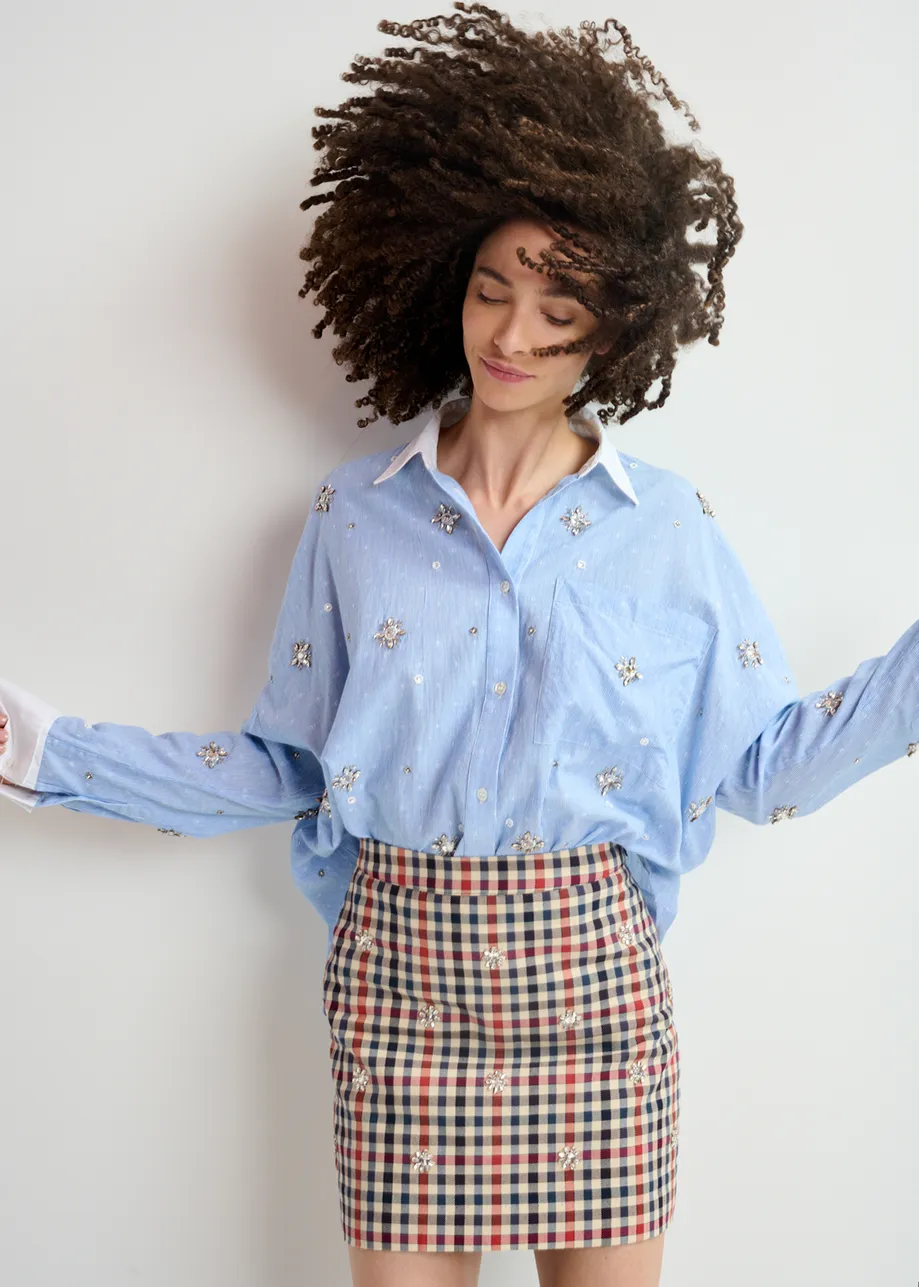 Camicia in cotone gessato blu e bianco con ricamo