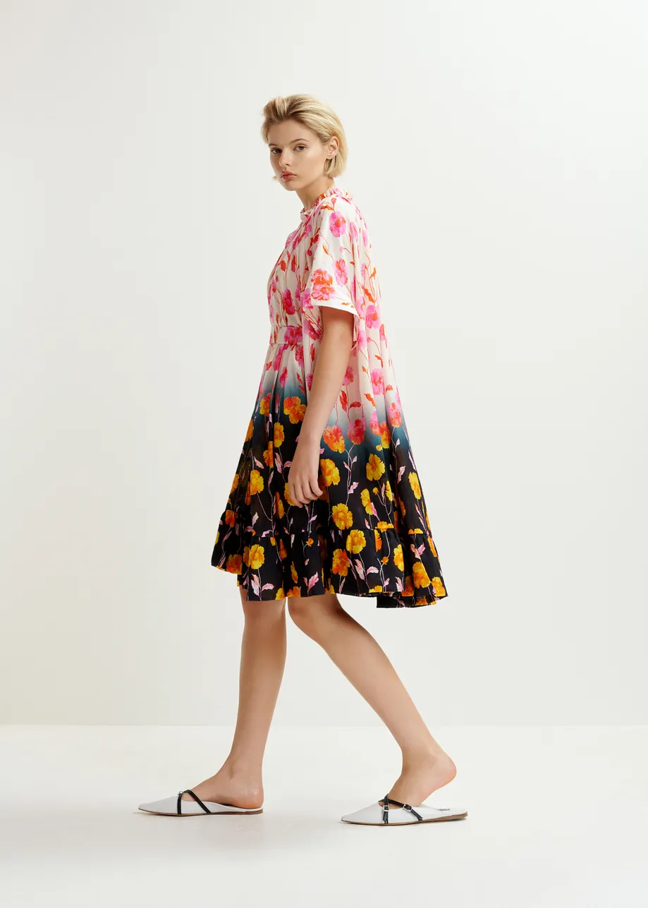 Abito oversize con volant nero, arancione e bianco