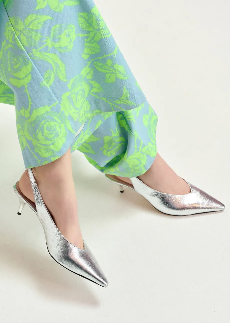 Zilverkleurige leren slingback pumps met strikdetail