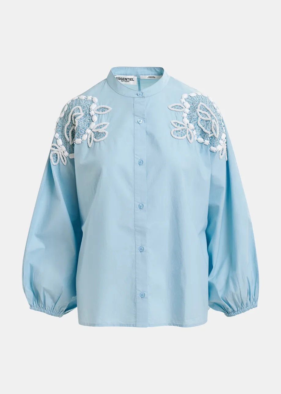 Camicia in cotone azzurro e bianco con decorazioni di perline e maniche a sbuffo