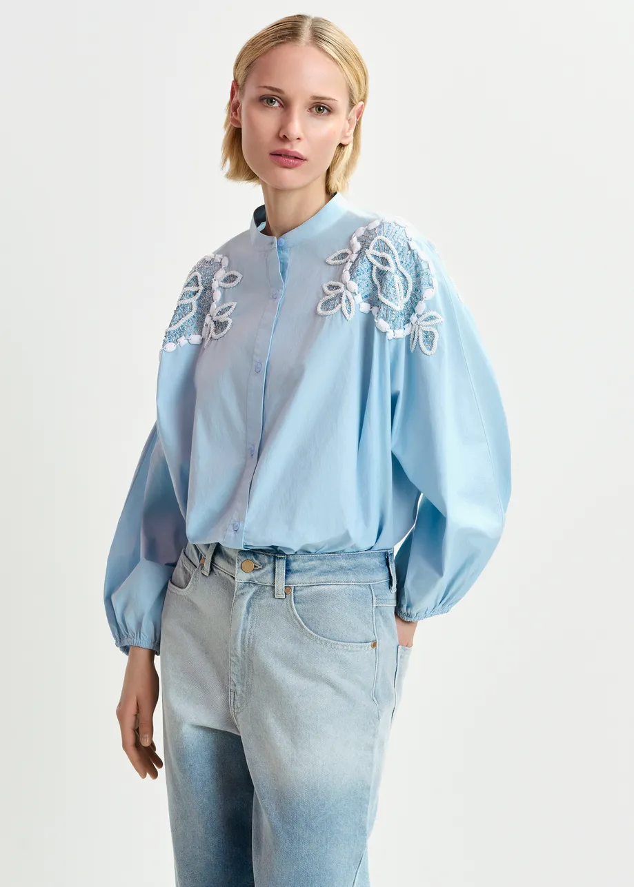 Chemise en coton bleu clair et blanche avec perles et manches bouffantes 