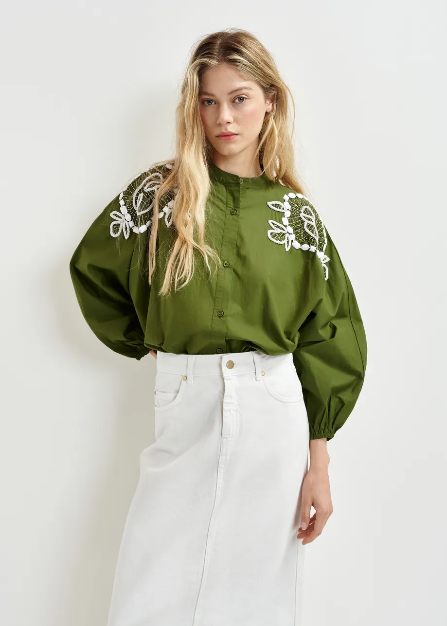 Khaki und weißes Hemdkleid aus Baumwolle mit Perlenverzierungen und Puffärmeln