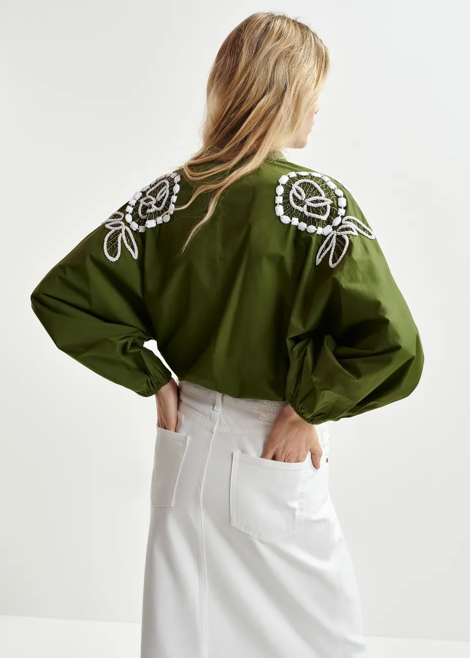 Khaki und weißes Hemdkleid aus Baumwolle mit Perlenverzierungen und Puffärmeln