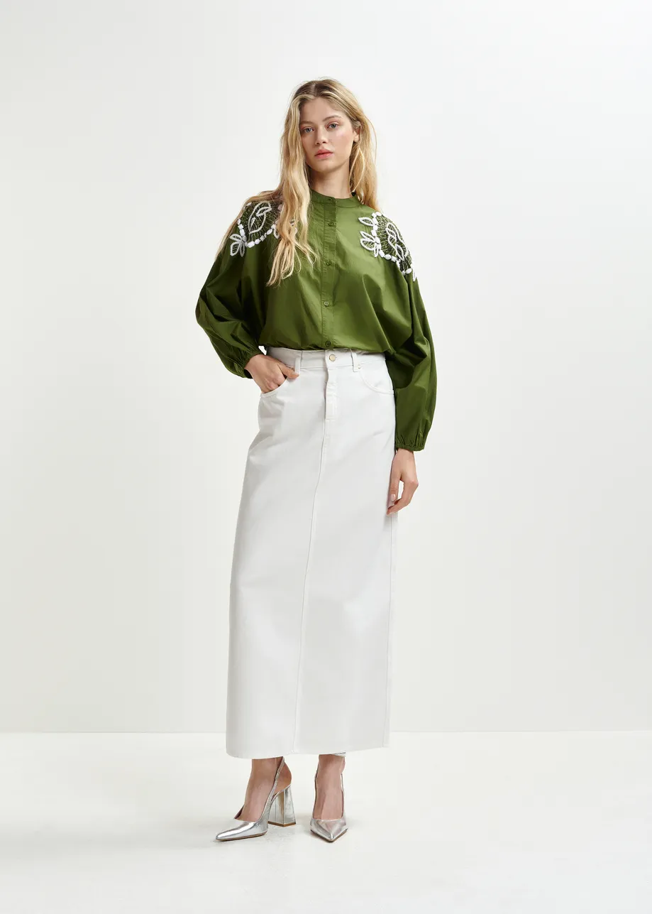 Khaki und weißes Hemdkleid aus Baumwolle mit Perlenverzierungen und Puffärmeln