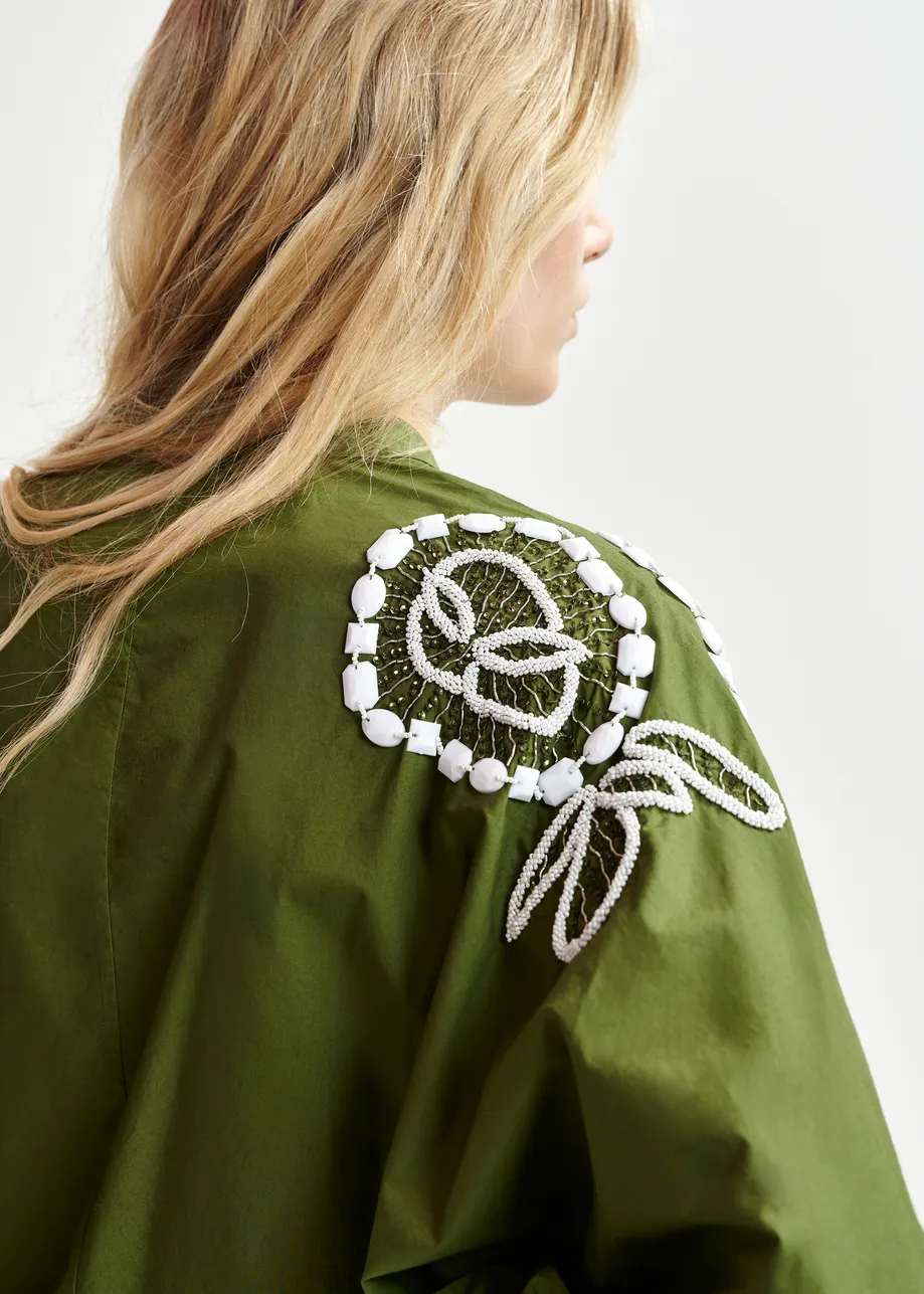 Khaki und weißes Hemdkleid aus Baumwolle mit Perlenverzierungen und Puffärmeln