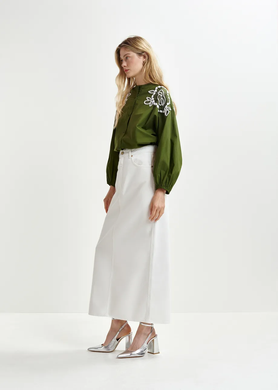 Khaki und weißes Hemdkleid aus Baumwolle mit Perlenverzierungen und Puffärmeln