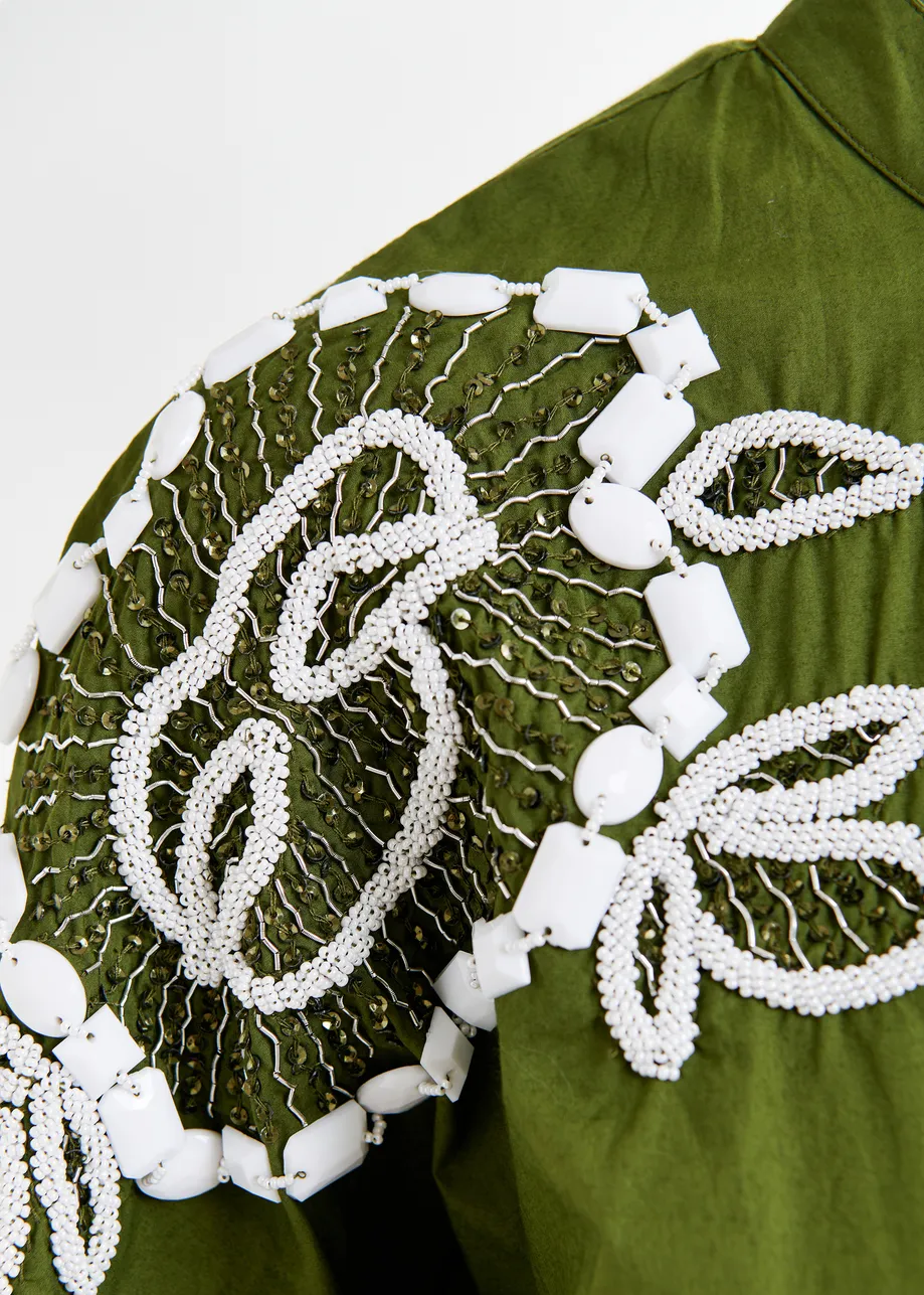 Khaki und weißes Hemdkleid aus Baumwolle mit Perlenverzierungen und Puffärmeln