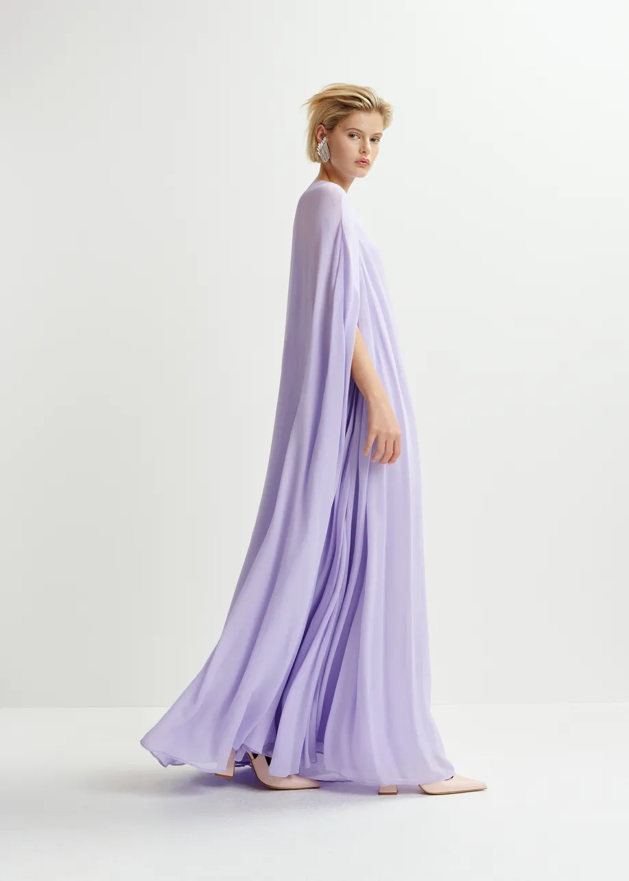 Robe longue lilas à manches cape