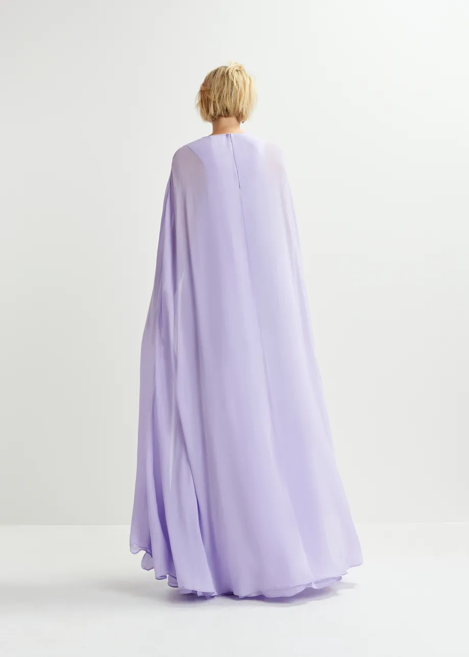 Robe longue lilas à manches cape