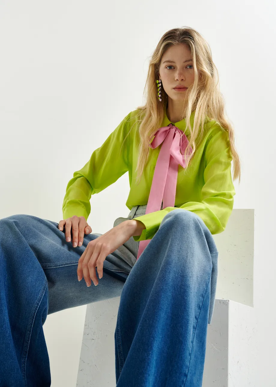 Chemise lavallière en soie vert citron et rose